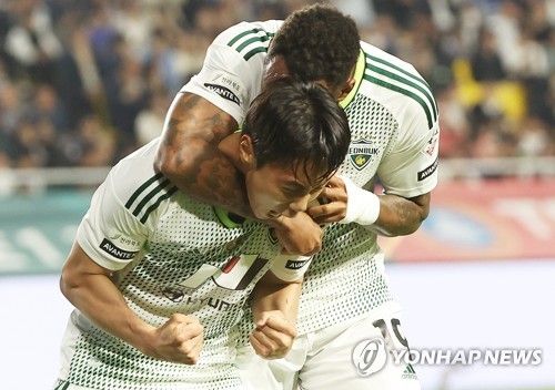 기뻐하는 전북 선수들