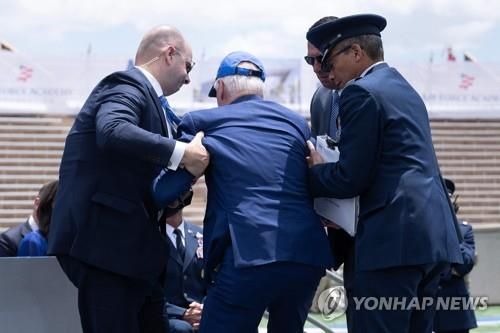 부축받고 일어서는 조 바이든 미국 대통령
