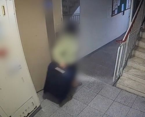 A씨가 빈 캐리어를 끌고 자신의 집을 나서는 장면