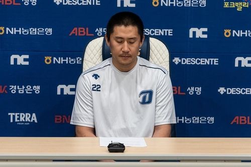 사과문 읽는 이용찬