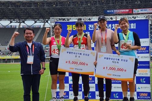 전국소년체전서 우승 차지한 이새봄(가운데)