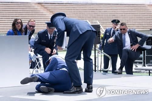 미국 공군사관학교 졸업식 행사장서 넘어진 조 바이든 대통령