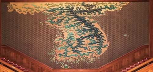 본관 중앙계단에 있는 김식 작가의 '금수강산도' 