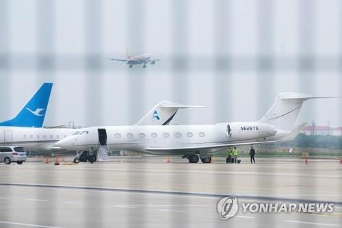 상하이 훙차오 공항의 머스크 전용기