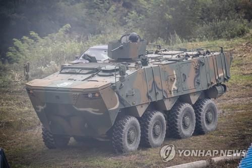 기동하는 K808 차륜형장갑차