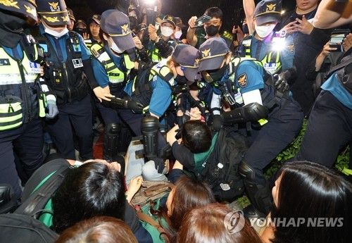 1박 2일 문화제 강제해산 돌입한 경찰