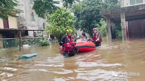 고립된 주민 구조하는 베이하이시 소방대
