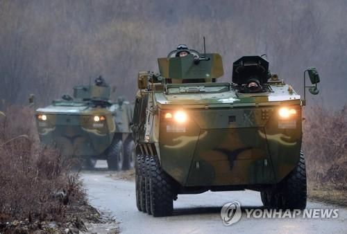 기동훈련 하는 K808차륜형장갑차