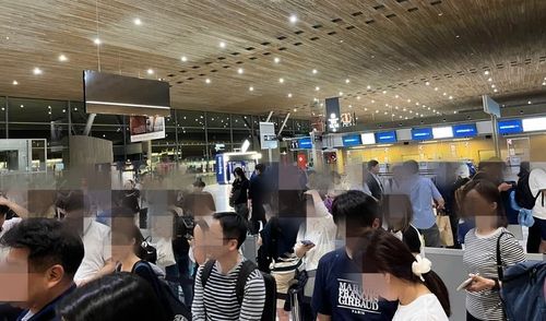 파리 샤를드골공항 터미널에서 대기 중인 대한항공 승객들