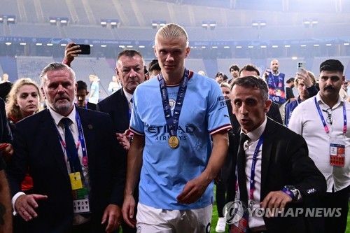 우승 메달 목에 걸고 경기장 빠져나가는 홀란
