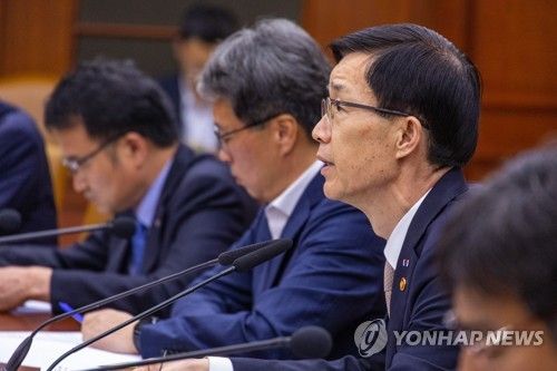 민간 단체 비리 후속 대책 마련 강조하는 방문규 국무조정실장