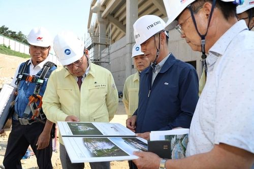 김해종합운동장 건설현장 찾은 홍태용 김해시장