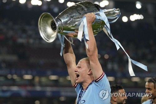 빅이어 들고 포효하는 홀란