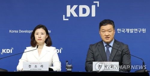 (세종=연합뉴스) 김주형 기자 = 정규철 한국개발연구원(KDI) 경제전망실장과 천소라 경제전망실 전망총괄(왼쪽)이 지난달 11일 오전 세종시 정부세종청사에서 2023년 상반기 KDI 경제전망을 발표하고 있다. 2023.5.11 kjhpress@yna.co.kr