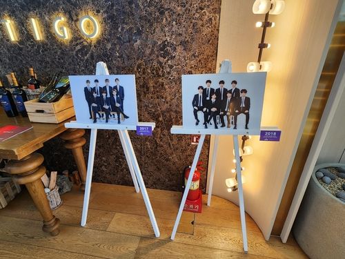 콘래드 서울의 레스토랑 버티고에서 전시 중인 BTS 단체 사진