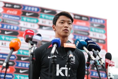 인터뷰하는 황희찬