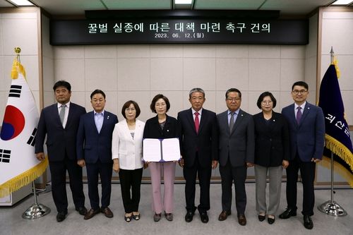 꿀벌 실종 피해 대책 촉구하는 괴산군의원들