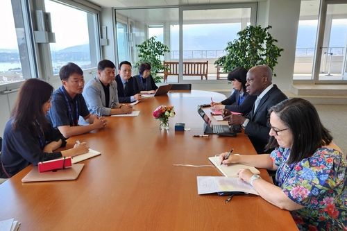 양경수 위원장, 류기섭 사무총장 등이 질베르 웅보 사무총장 등과 면담하는 모습