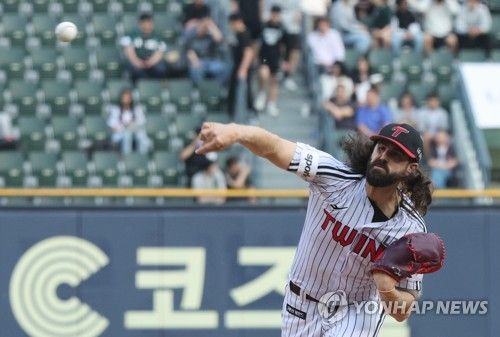 역투하는 LG 켈리