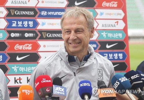 밝은 표정의 클린스만 감독