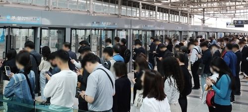 붐비는 공항철도 계양역 승강장