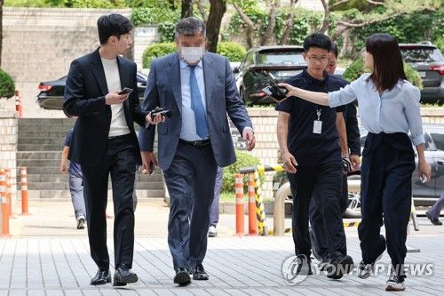 'KH그룹 회장 해외도피' 관련 우모 부회장, 영장실질심사 출석
