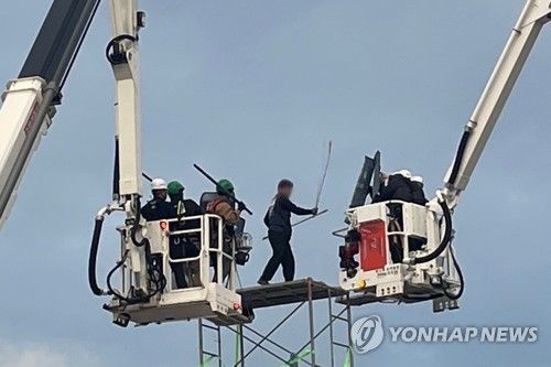 고공 농성장서 경찰에 저항하는 김준영 사무처장