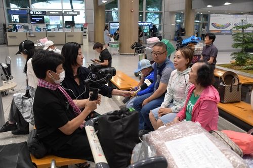 딸과 손자를 만난 '베트남 신부' 친정부모를 취재하는 응우옌 PD 부부