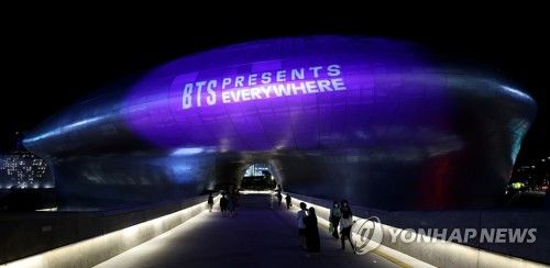 BTS 데뷔 10주년 기념, 보랏빛으로 물든 DDP