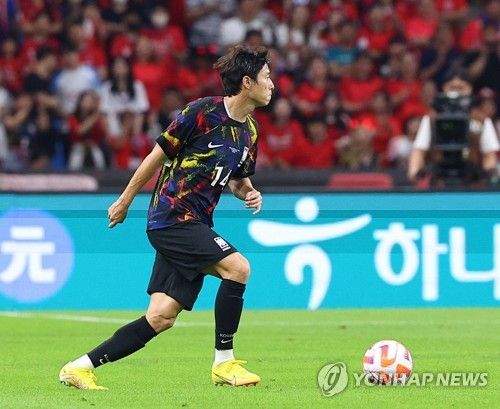 패스할 곳 찾는 안현범