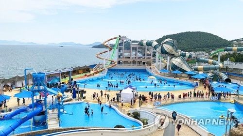 때이른 폭염에 워터파크 찾은 피서객들