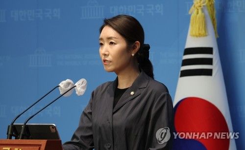 브리핑하는 강선우 대변인