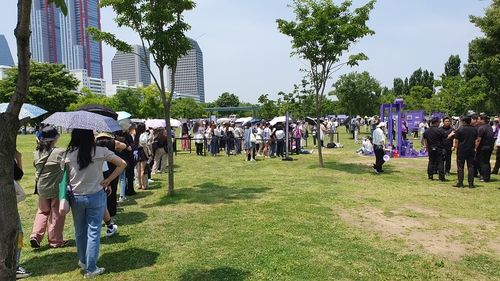 BTS 데뷔 10주년 기념 행사로 서울 여의도 한강공원 찾은 팬들 