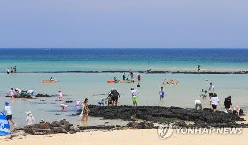 눈부시게 푸른 초여름 제주 바다