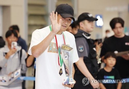 ‘수비왕’ 김민재 귀국