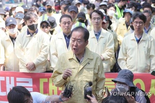대구퀴어문화축제 행정대집행 현장서 발언하는 홍준표