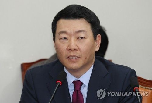 발언하는 윤희석 대변인