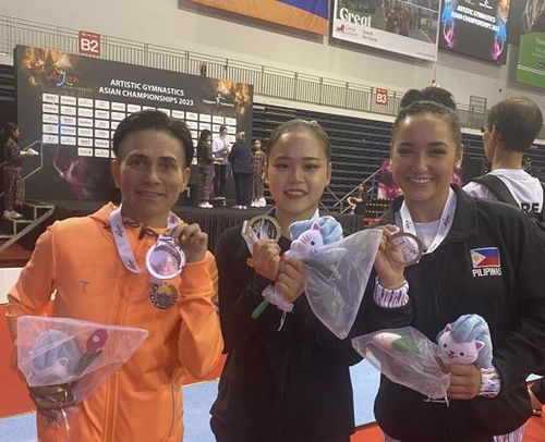 여자 도마 금메달 목에 건 여서정(가운데)