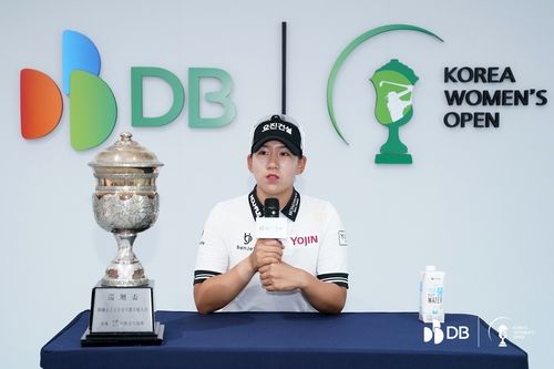 기자회견 하는 홍지원.