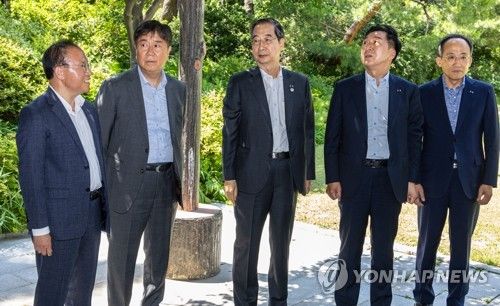 고위당정 앞서 환담