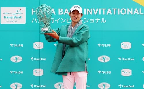 우승 트로피 들어 올린 양지호