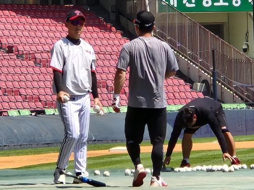 무더위 속 번트 훈련을 마친 문성주