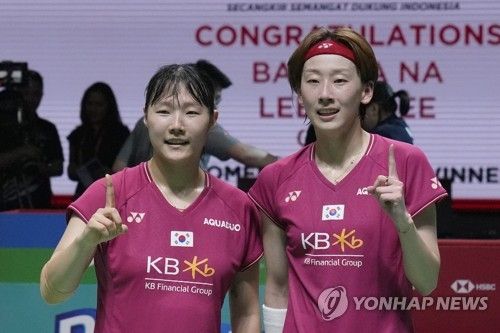 결승전 마치고 기뻐하는 백하나와 이소희