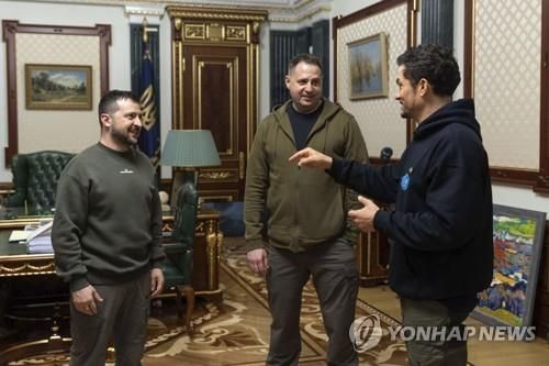 안드리 예르마크 우크라 대통령실 실장(가운데)