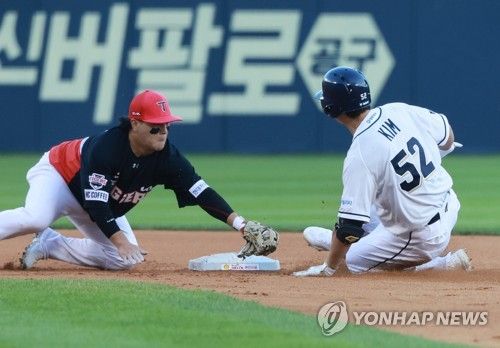 태그를 시도하는 KIA 내야수 김선빈(왼쪽)