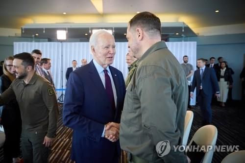 지난달 G7에서 바이든 미국 대통령(가운데)과 만난 예르마크 실장(오른쪽)