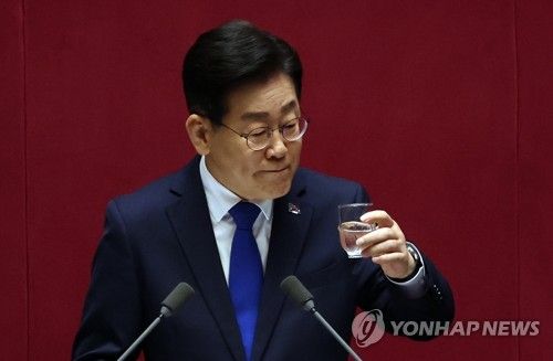 물 마시는 이재명 대표