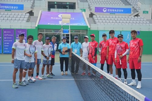 한국(오른쪽)과 필리핀 선수단 경기 시작 전 기념 촬영.