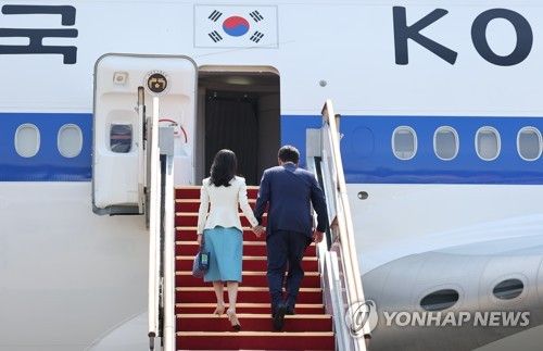 윤석열 대통령 내외, 프랑스·베트남 순방 출국