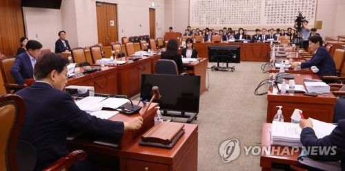 의사봉 두드리는 권칠승 법사위 법안심사제1소위 위원장